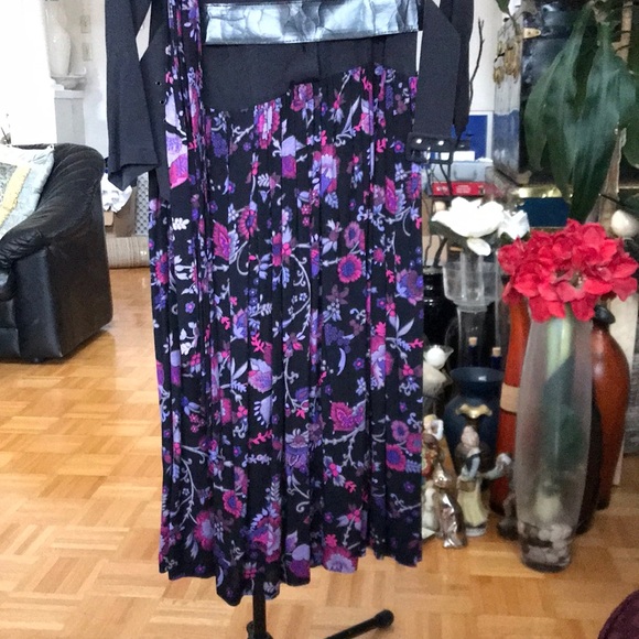 WOMANS DRESS SIZE US SMALL. - Picture 2 of 7